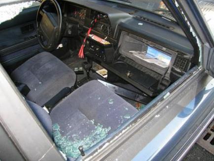 Prinşi în flagrant: Doi hoţi au spart 6 autoturisme într-o singură noapte